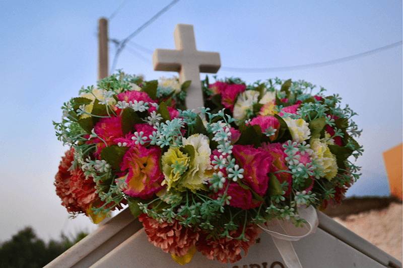 flores de funeral en una cruz