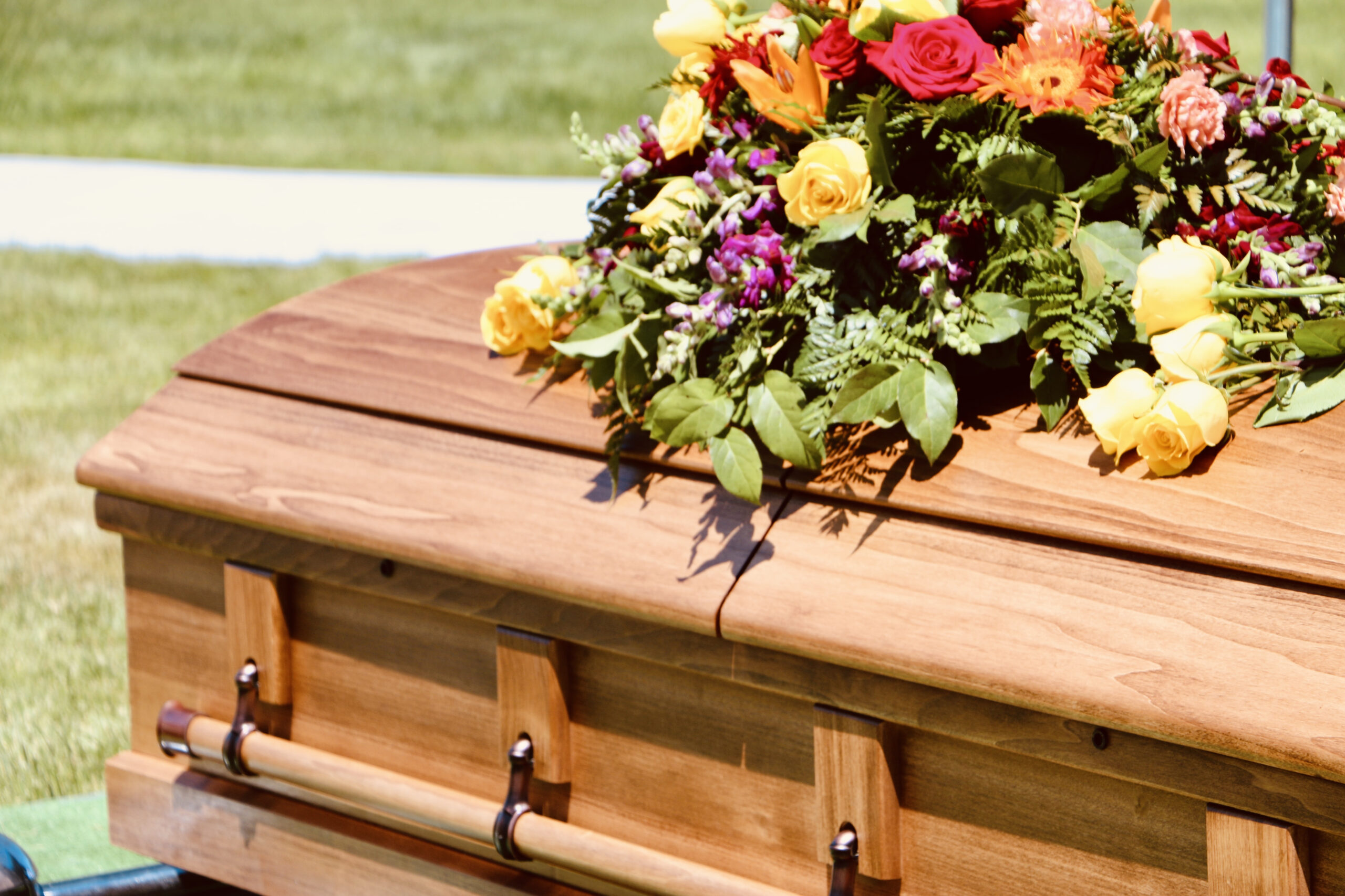 Imagen de caja funerarias con corona de flores
